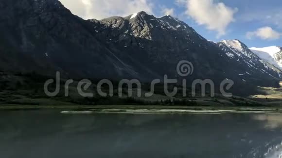 在一个热闹的阴天夏季加拿大岩石山景观中冰川湖的美丽的空中时间推移这就是视频的预览图