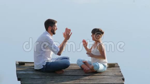 父亲和他的女儿在湖上度假视频的预览图