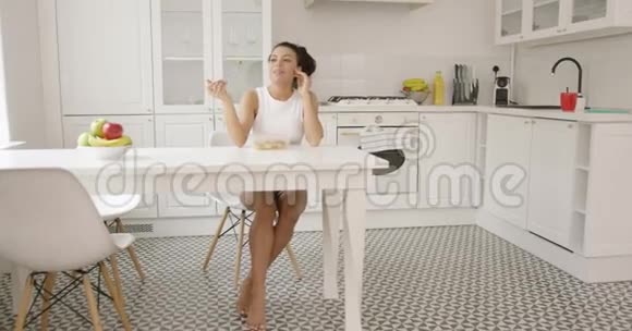 可爱的女孩独自在厨房吃饭视频的预览图