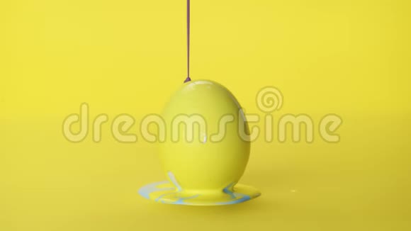 白色鸡蛋上的紫色和黄色油漆视频的预览图