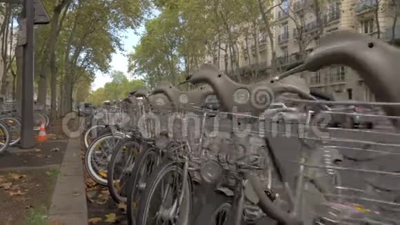 在法国巴黎街出租自行车视频的预览图