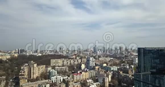 基辅一个春天城市的摩天大楼细节和城市景观反射式上升镜头视频的预览图