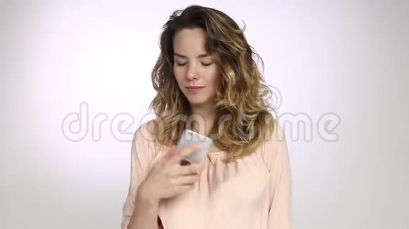 无聊的女人模仿和说话的电话视频的预览图