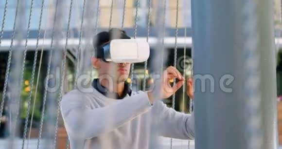 男性通勤者使用虚拟现实耳机4k视频的预览图