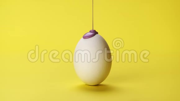 白色鸡蛋上的紫色油漆视频的预览图