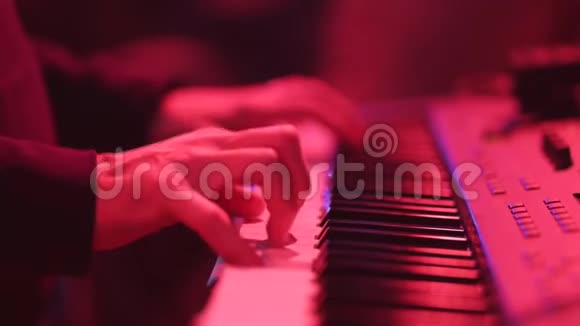 钢琴钥匙音乐家弹钢琴视频的预览图