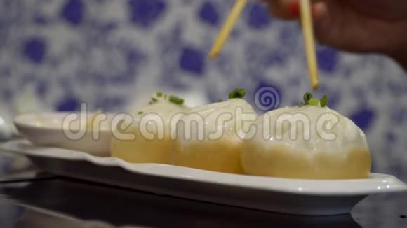 吃中国饺子迪什关上门视频的预览图