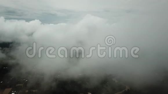 在泰国与云彩在天空中飞翔视频的预览图