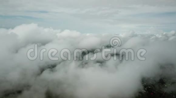 在泰国与云彩在天空中飞翔视频的预览图