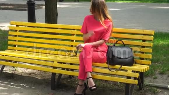 穿着红色西装带着袋子走路的女孩视频的预览图