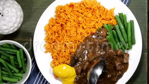 吃牛肉炖肉和青豆番茄饭视频的预览图