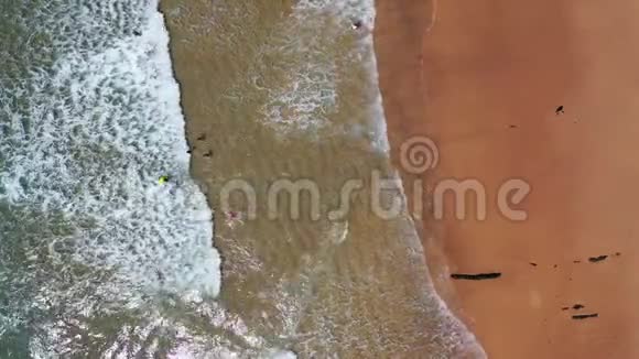 从大西洋的海浪中拍摄的高空顶部照片视频的预览图