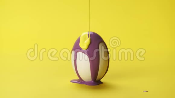 白色鸡蛋上的黄色和紫色油漆视频的预览图