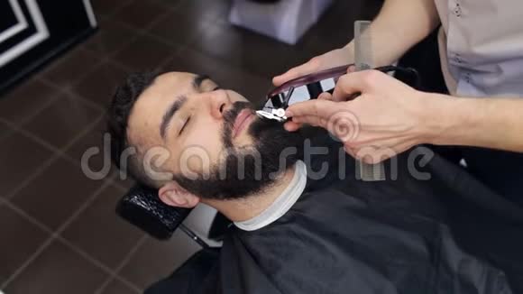 理发师剃胡须人电动剃须刀视频的预览图