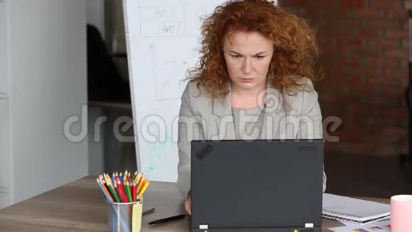 办公室里愤怒的女商人拿着HELP的字视频的预览图