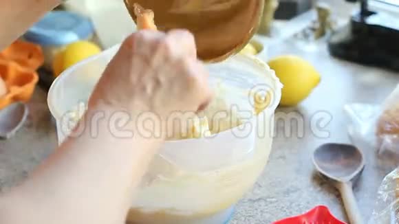 在碗里混合蛋糕原料视频的预览图