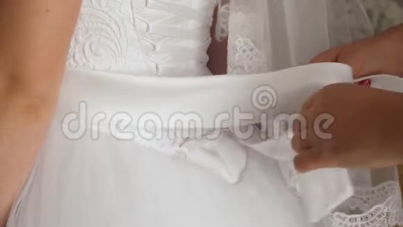 女孩穿着漂亮的白色婚纱参加婚礼视频的预览图