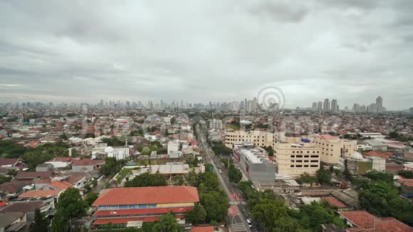 在雨天雅加达市的全景视频的预览图