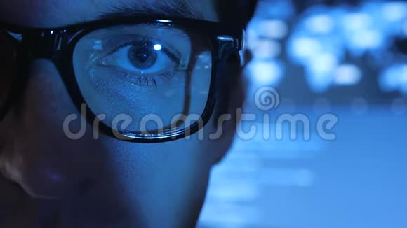 在充满显示屏幕的网络安全中心关闭眼镜中IT专业程序员的肖像视频的预览图