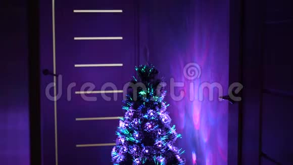 圣诞树节日快乐圣诞内饰房间里有一棵漂亮的圣诞树上面装饰着一个发光的花环视频的预览图