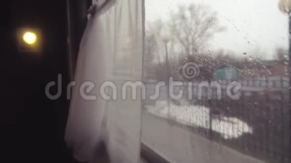 火车从火车站出发从火车窗口的视图车窗上的雨人口视频的预览图