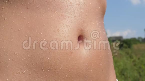 浅淡的女性腹部特写与水滴沾湿视频的预览图