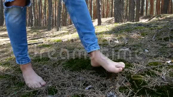 一个女人在树林里散步享受大自然视频的预览图