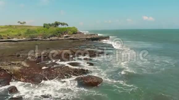 令人叹为观止的巴厘岛海滩在热带岛屿巴厘岛上有滚滚的波浪和悬崖视频的预览图