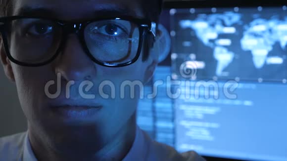 在布满显示屏的网络安全中心it专业程序员戴着眼镜的特写肖像视频的预览图