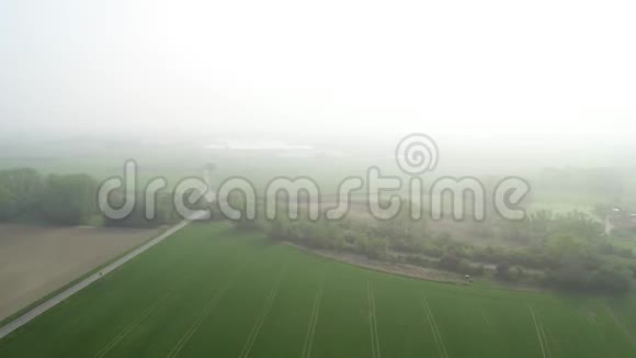 雾中晨景鸟瞰视频的预览图