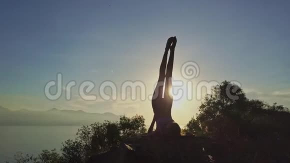 侧视苗条女孩的剪影在黎明时撒凡加萨纳视频的预览图