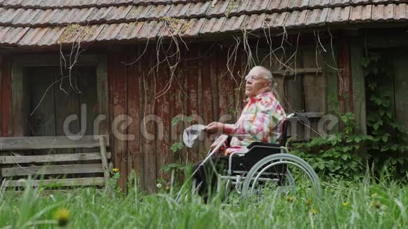 一位坐在轮椅上的老年残疾人视频的预览图