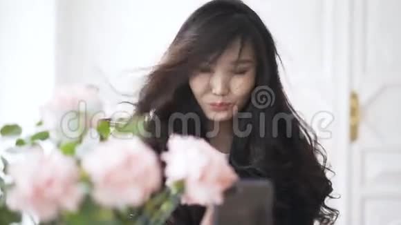 年轻的亚洲女人在家里迎风自拍视频的预览图