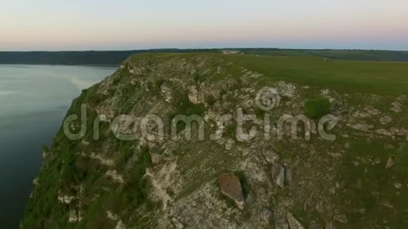 雄伟的空中无人机飞行通过乌克兰景观河Dnister有石头的陡岸自然没有人视频的预览图