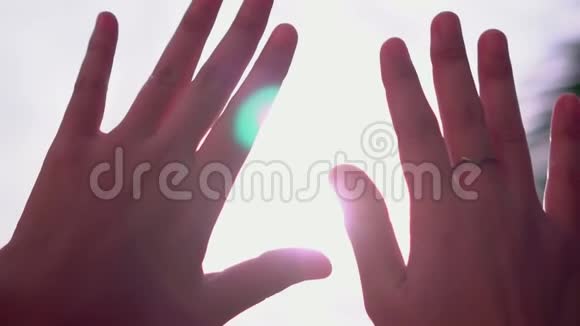 两只手紧紧地在阳光下挥舞视频的预览图