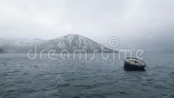 漂浮在海水中的桶用于在山地背景下停泊帆船视频的预览图