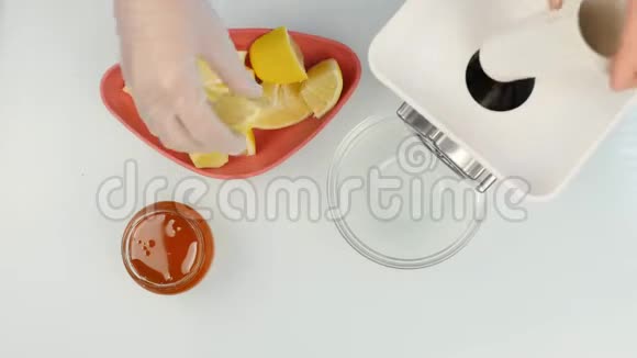 用柠檬在电动磨床上切碎坚果的过程水果混合物上景4K视频的预览图