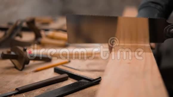 木匠用正方形和刻痕刀对工件进行标记视频的预览图