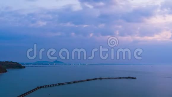 泰国Rayong的木桥夜间到白天的海上航行视频的预览图