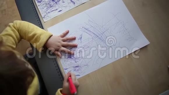 小美女在书桌前画画视频的预览图