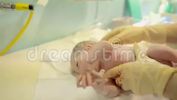 护士把刚出生的婴儿放在桌子上视频的预览图