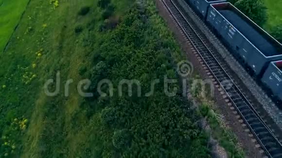 运输煤炭的大型货运列车空中射击特写镜头视频的预览图
