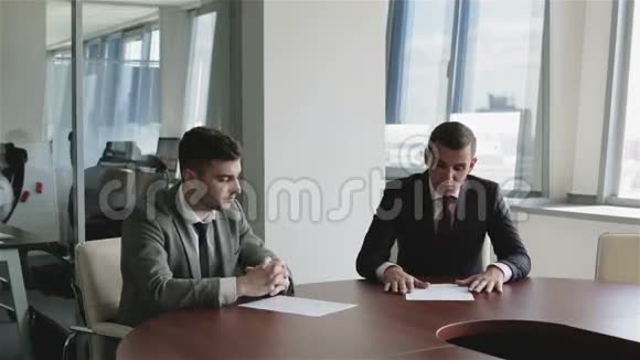 公司的创始人在谈判桌上请律师视频的预览图