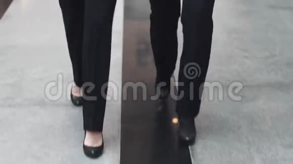 女性腿部特写商务女性穿过办公楼视频的预览图