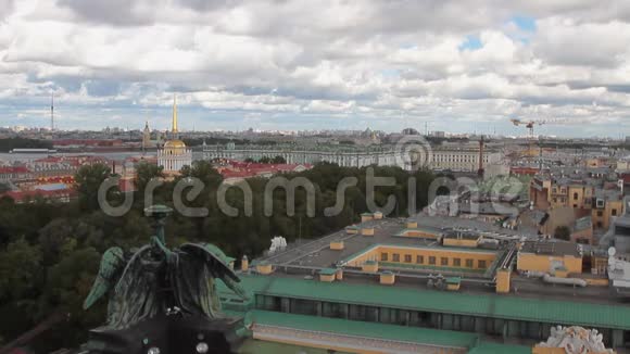城市屋顶城市和云俄罗斯圣彼得堡视频的预览图