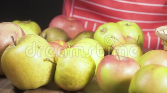 女人把苹果放在桌子上放在篮子里慢动作视频的预览图