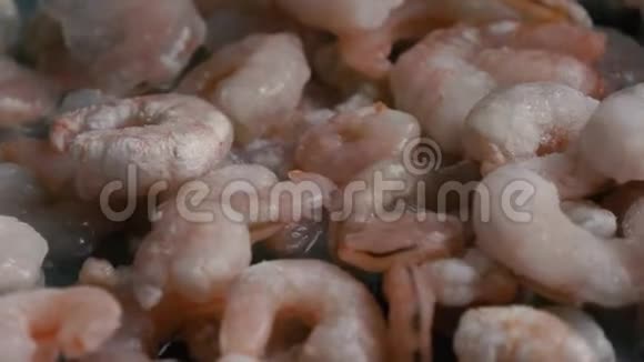无尾虾在平底锅中油煎的冷冻虾视频的预览图