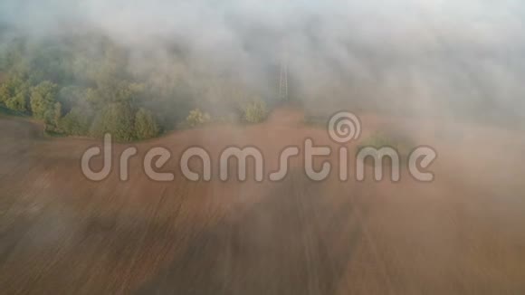 夏季结束的农田上的晨雾空中视频的预览图