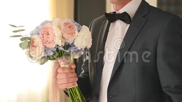 新郎捧着优雅的婚礼花束视频的预览图