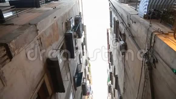 意大利那不勒斯街道高墙之间狭窄通道的景观视频的预览图